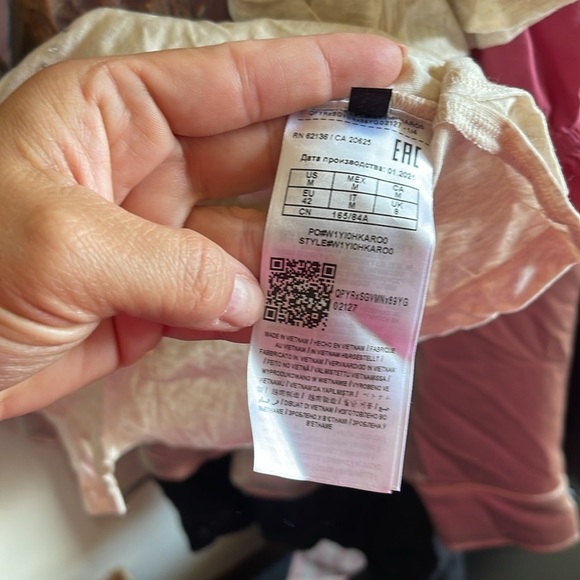 Guess brand tshirt - Picture 6 of 7